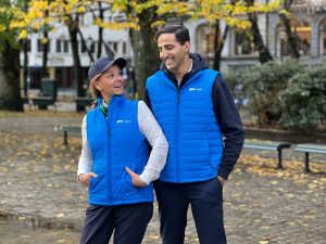 To personer som viser frem høyre-uniformen